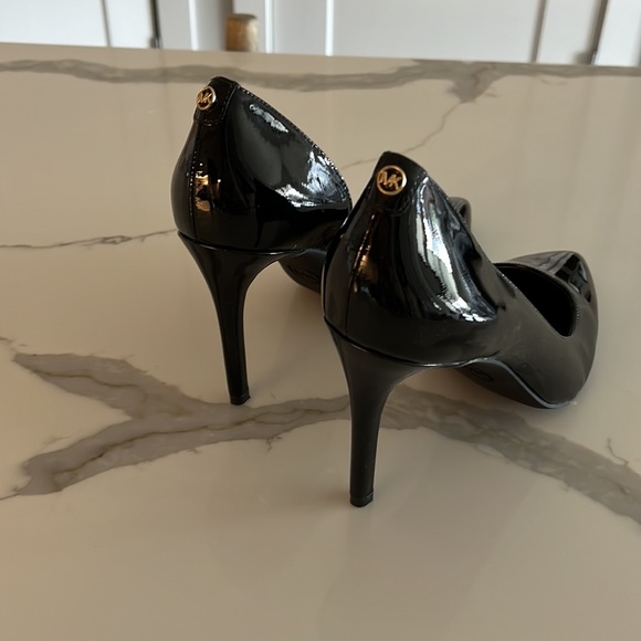 Michael Kors black patent leather pumps - Picture 3 of 6